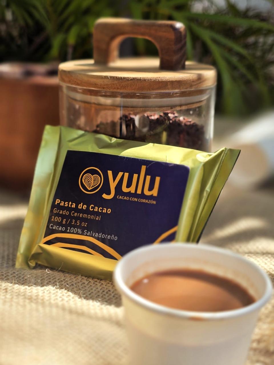 Preparación de una taza de cacao puro YULU como ritual diario
